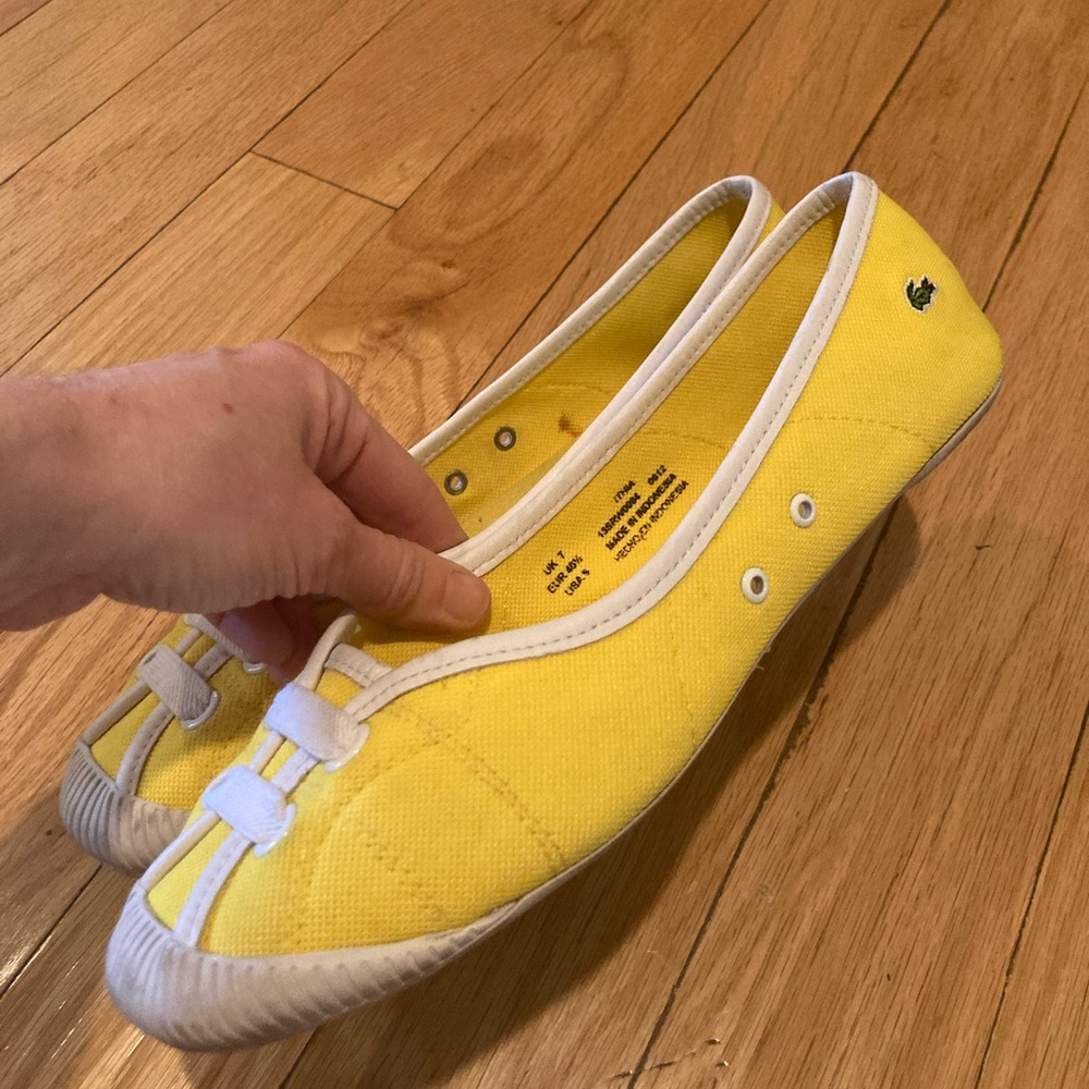 Beautiful size 9 Lacoste shoes